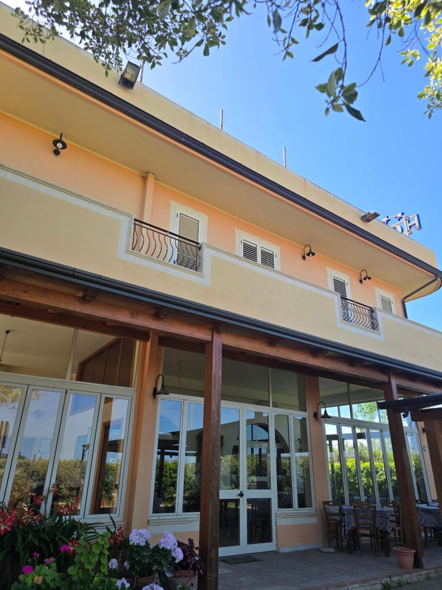 Hotel Ristorante La Decanata Le Castella  Exterior photo